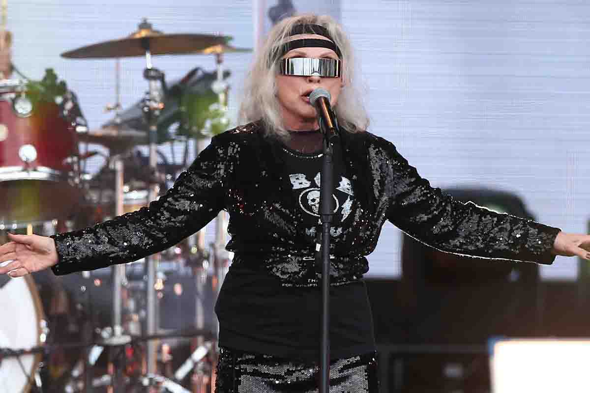 Debbie Harry, 77 anni, sul palco di Glastonbury