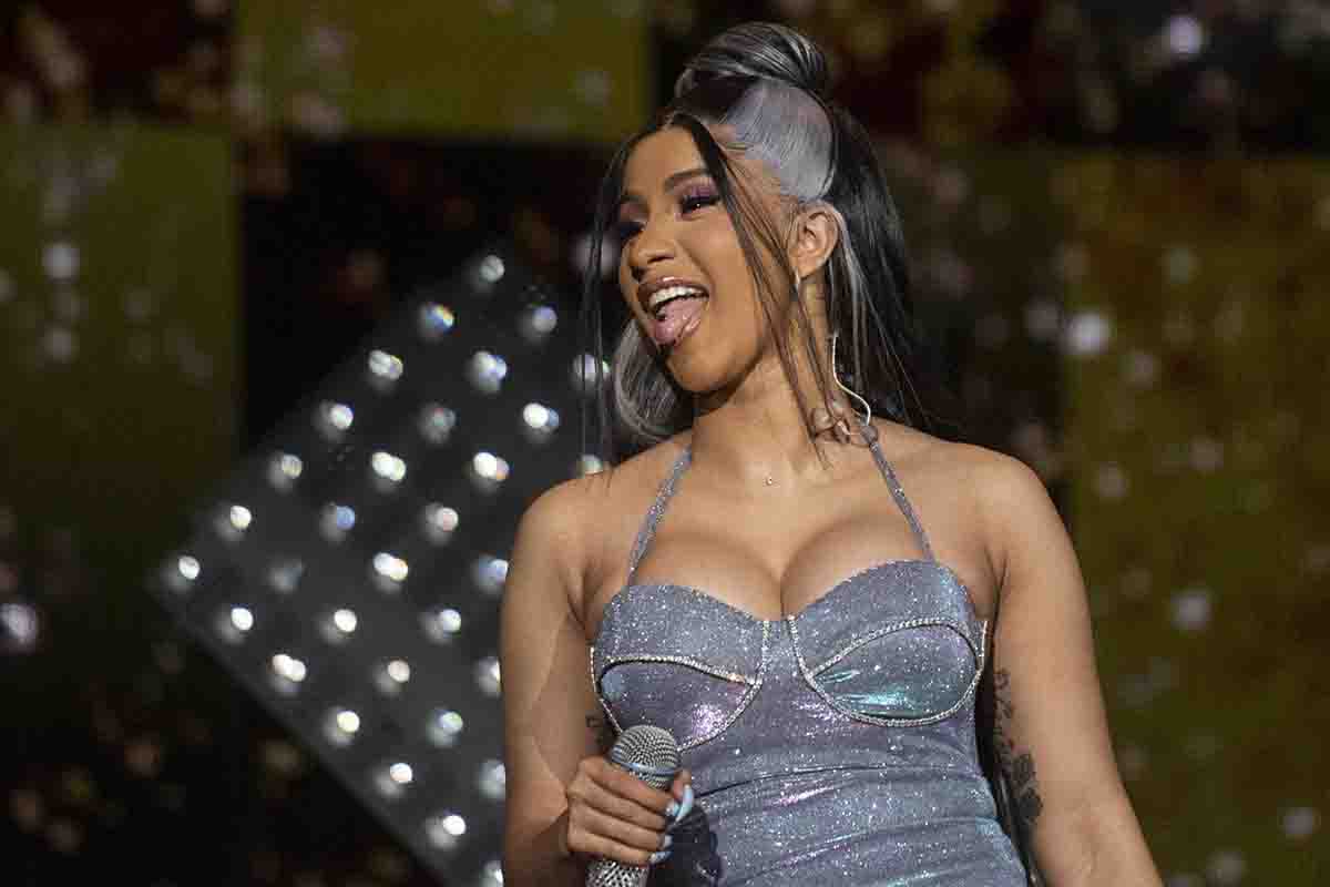 Cardi B sul palco, in mano uno dei pesantissimi microfoni di scena che utilizza abitualmente