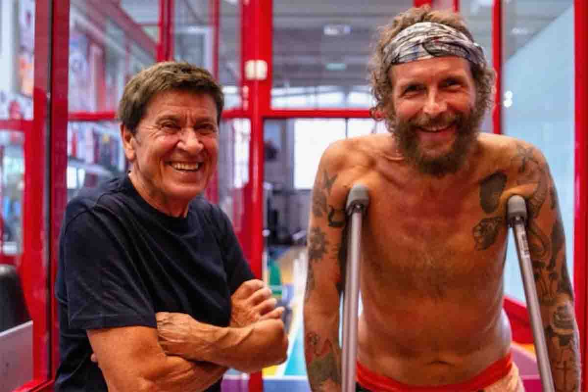 Lorenzo accanto a Gianni Morandi che lo ha visitato durante la sua fisioterapia