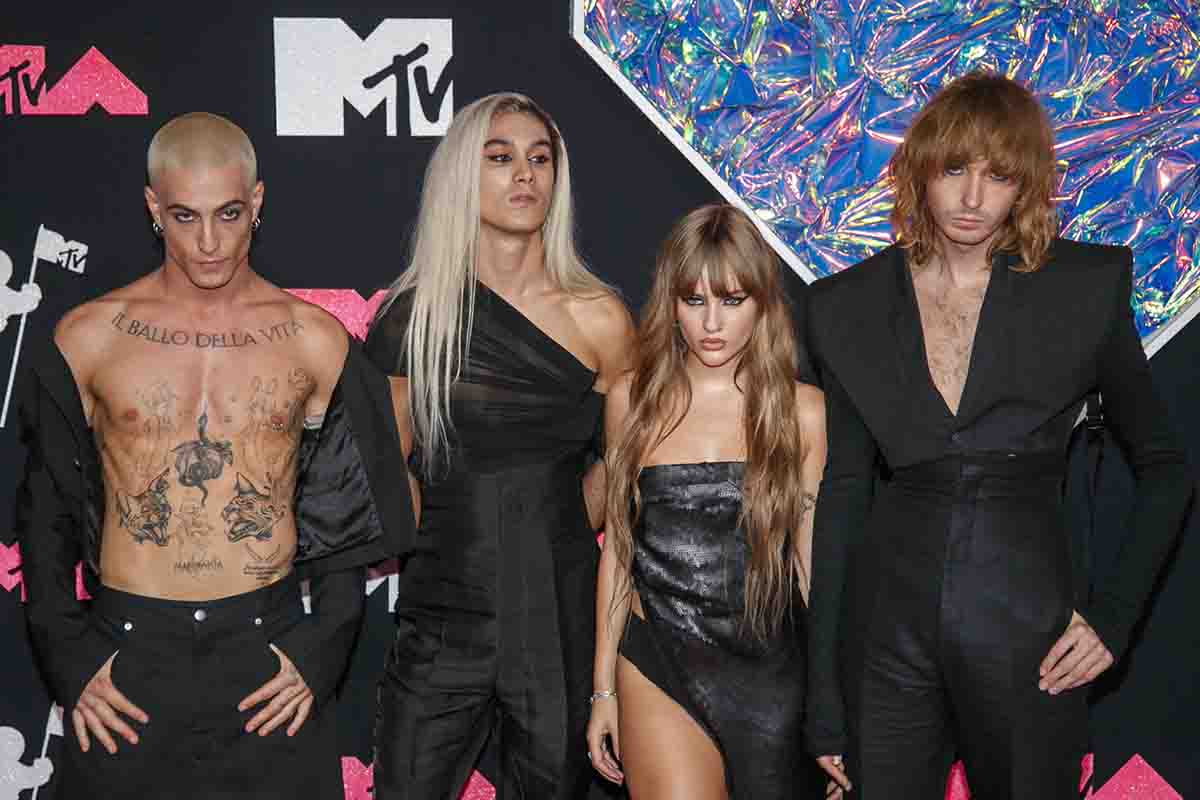 I Maneskin durante l'esibizione degli MTV Video Music Award