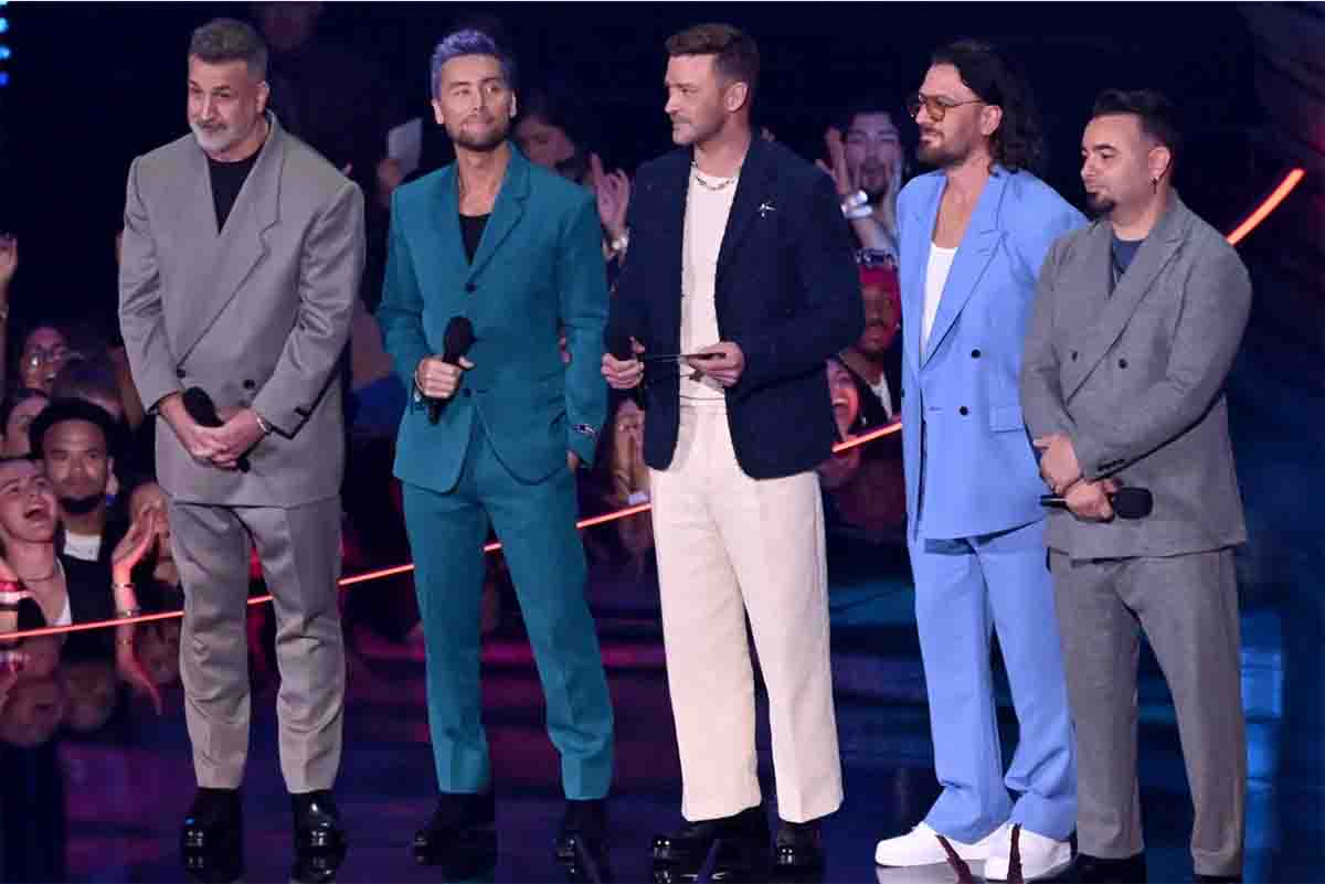 Gli Nsync premiano Taylor Swift agli MRV Video Music Award