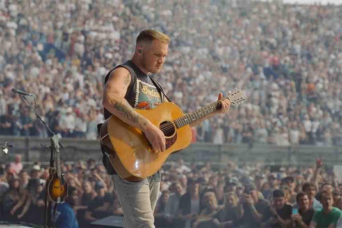 Zach Bryan sul palco del suo Quittin' Time Tour