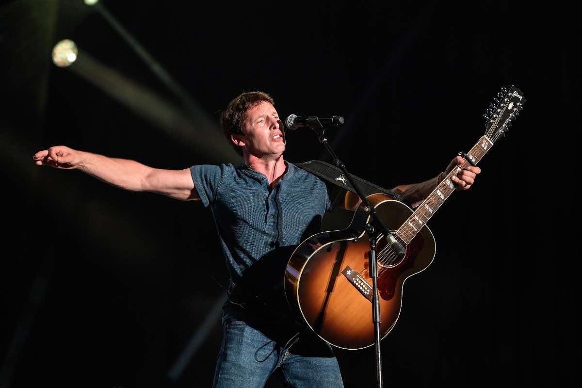 James Blunt sorprende tutti durante il concerto, l'intuizione geniale